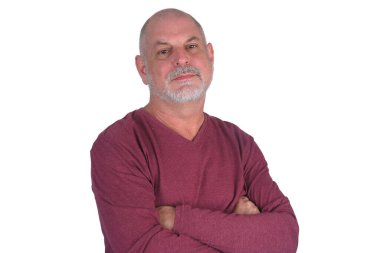 Beyaz sakallı kel bir adam beyaz arka planda izole edilmiş.
