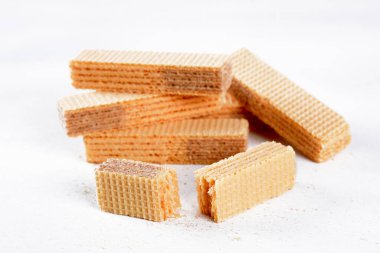 Beyaz arka planda izole edilmiş çikolatalı bisküvi tatlı abur cubur dolu gofret.