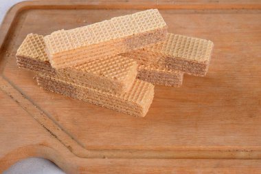 Beyaz arka planda izole edilmiş çikolatalı bisküvi tatlı abur cubur dolu gofret.