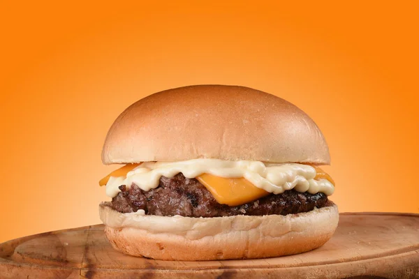 バナーサンドイッチビーフバーガーチーズとマヨネーズオレンジのテクスチャ背景とコピースペース — ストック写真