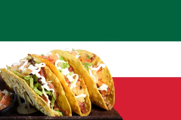 メキシカンタコステックスフード Guacamole Jalapeno Quasadillas Salad Colorful Background Mexican Flag Colors — ストック写真