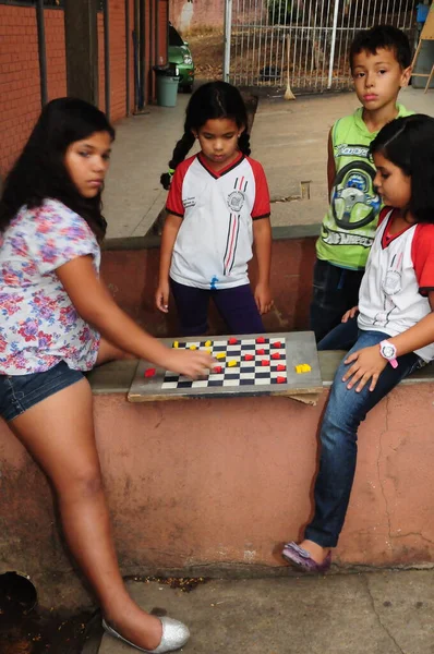 2012年9月12日ブラジル ゴイアニア 校庭でゲームをする生徒たち — ストック写真