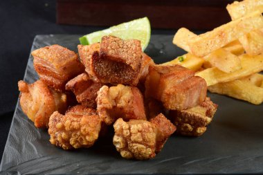 Kızarmış domuz derisi çıtırdayan domuz pancetta pururuca limonlu ve patates kızartmalı tipik Brezilya yemeği.