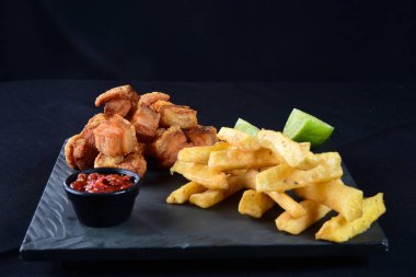 Kızarmış domuz derisi çıtırdayan domuz pancetta pururuca limonlu ve patates kızartmalı tipik Brezilya yemeği.