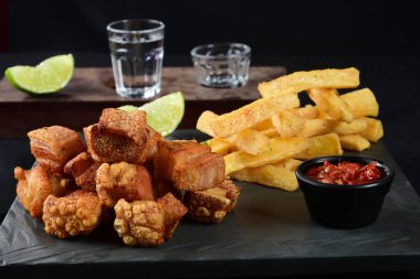 Kızarmış domuz derisi çıtırdayan domuz pancetta pururuca limonlu ve patates kızartmalı tipik Brezilya yemeği.