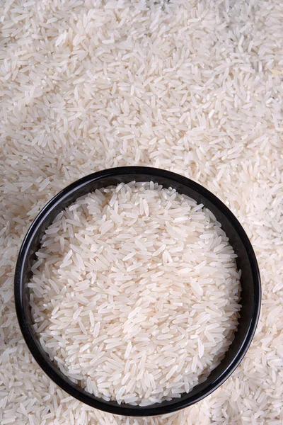 白米天然長米粒煮込み健康食品木のテーブル使用テクスチャ背景 — ストック写真