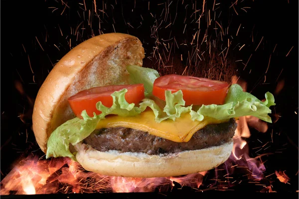 Kanapka Mięsem Hamburger Ser Sałatkowy Ogień Tle — Zdjęcie stockowe