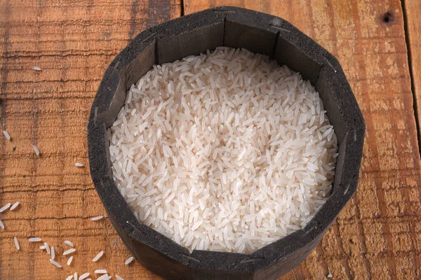 Beyaz Pirinç Doğal Uzun Pirinç Pişirilmemiş Tahıl Sağlıklı Besin Ahşap — Stok fotoğraf