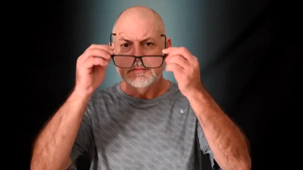 Barba Blanca Calva Hombre Adulto Poniéndose Gafas Mirando Cámara — Vídeo de stock