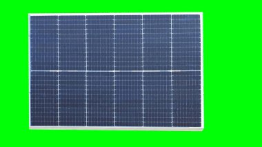 Güneş paneli ve güneş enerjisi fotoseli krom anahtar arka planda izole edildi