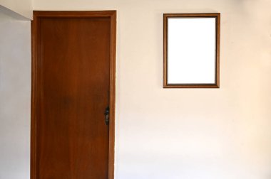 Dekoratif resim için tahta çerçeveler beyaz duvarda dikey çerçeve