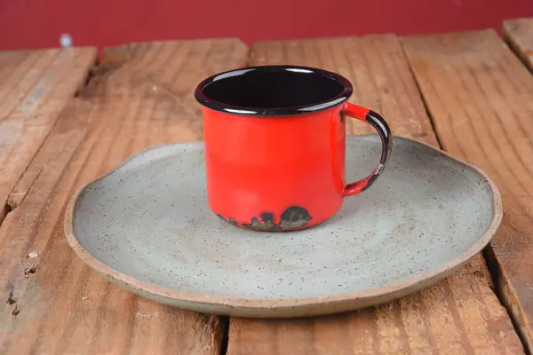Rote Emaille Tasse Auf Holztisch Mit Kopierraum — Stockfoto