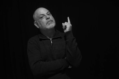 Erkek portresi beyaz sakallı. Düşünceli, gözlüklü yetişkin bir adam.