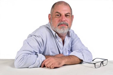 Erkek portresi beyaz sakallı düşünceli yetişkin ileriye bakıyor