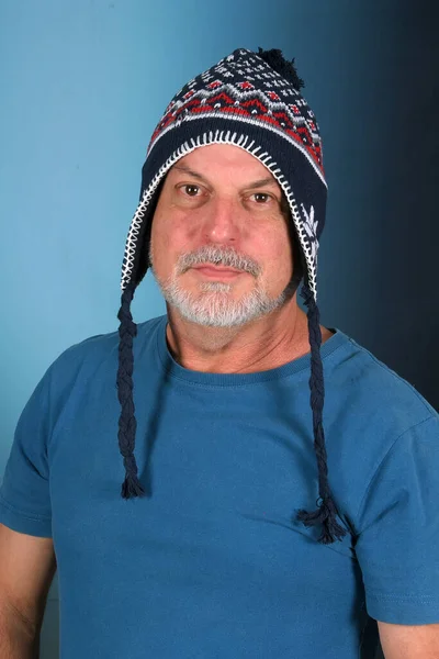 Kafasında Beyaz Sakallı Mutlu Kel Bir Adam Peru Şapkası Olan — Stok fotoğraf
