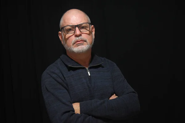 Erkek Portresi Beyaz Sakallı Düşünceli Gözlüklü Yetişkin Bir Adam — Stok fotoğraf