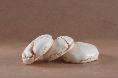 Ev yapımı kurabiyeler, iç çekmeler, ayrıca merengue, Brezilya mutfağı ve Fransız mutfağı da denir.