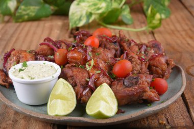 Domatesli kızarmış tavuk ve karamelli soğan soslu kanat.