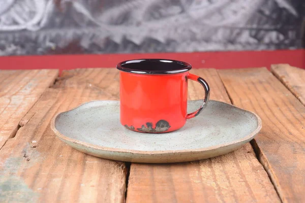 木桌咖啡杯上的红瓷杯 — 图库照片
