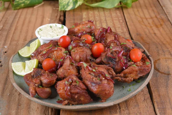 Fried Chicken Tomatoes Caramelized Onions Wings Herb Sauce — Stock Photo, Image