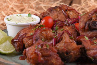 Domatesli kızarmış tavuk ve karamelli soğan soslu kanat.