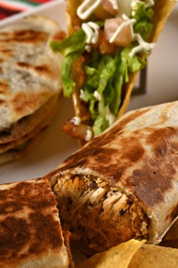 Meksika yemeği tacos guacamole jalapeno biber quesadilla nacho tortilla burritos tex-mex sağlıklı yemek baharatlı domates ve soğan