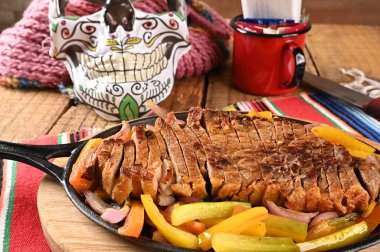 Sebzeli kızarmış et, soslu barbekü, ızgara biftek.