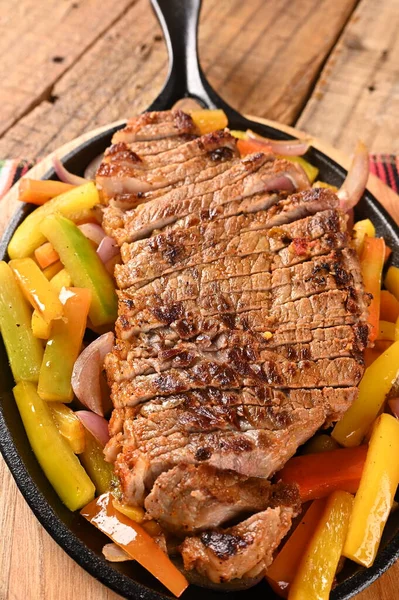 Carne Asada Con Verduras Barbacoa Con Salsas Hierbas Carne Asada —  Fotos de Stock