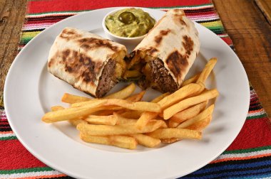 Meksika yemeği tacos guacamole jalapeno biber quesadillas nacho tortilla tex-mex mutfak baharatlı domates ve soğan