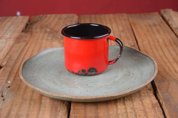 Copo Porcelana Vermelha Mesa Madeira Xícara Café — Fotografia de Stock