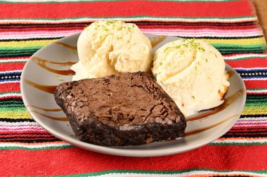 Dondurma ve çikolatalı kek. Dondurma.