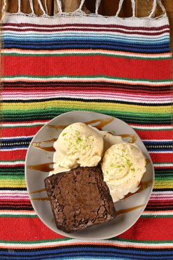 Dondurma ve çikolatalı kek. Dondurma.