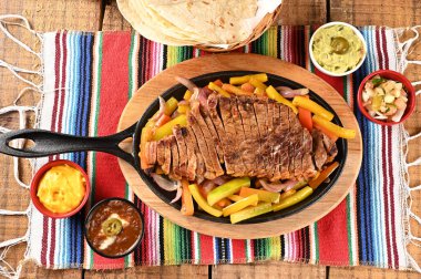 Sebzeli kızarmış et, soslu barbekü, ızgara biftek.