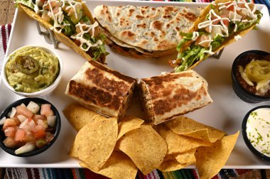 Meksika yemeği tacos guacamole jalapeno biber quesadillas nacho tortilla tex-mex mutfak baharatlı domates ve soğan