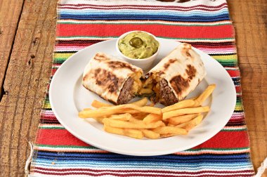 Meksika yemeği tacos guacamole jalapeno biber quesadillas nacho tortilla tex-mex mutfak baharatlı domates ve soğan