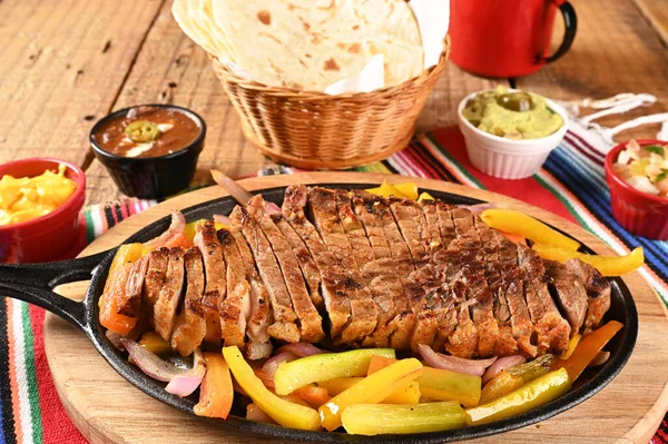 Gebratenes Fleisch Mit Gemüse Grill Mit Kräutersoßen Gegrilltes Steak — Stockfoto