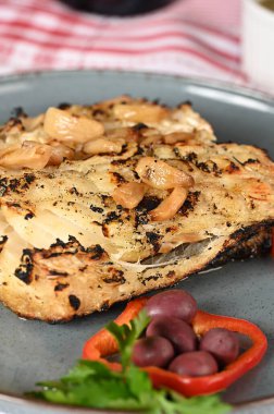 Tipik Portekiz yemeği kızarmış morina balığı soğan sarımsaklı biber ve kırsal babata lusitanian yemeği.