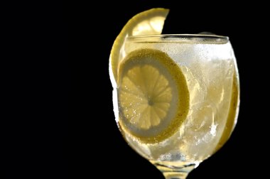 Tazeleyici İtalyan soda ve limonlu mojito ile yeşil elma Detoks yeşil meyve suyu vejetaryen sağlıklı içecek.