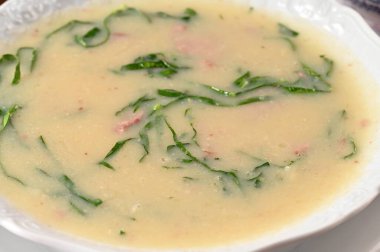 Yeşil çorba, vejetaryen vejetaryen kremalı bitkisel krema arka planda şarap ve doğal sağlıklı yiyecek.