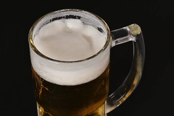 冷たい生ビールアルコールリフレッシュ ピルゼン ビール — ストック写真
