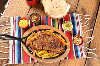 Sebzeli kızarmış et, soslu barbekü, ızgara biftek.