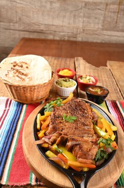 Sebzeli kızarmış et, soslu barbekü, ızgara biftek.