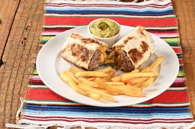 Meksika yemeği tacos guacamole jalapeno biber quesadillas nacho tortilla tex-mex mutfak baharatlı domates ve soğan