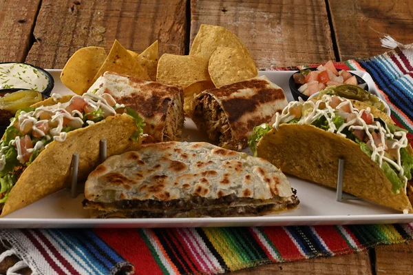 Мексиканская Еда Тако Гуакамоле Халапеньо Перец Quesadillas Начо Тортилья Текс — стоковое фото