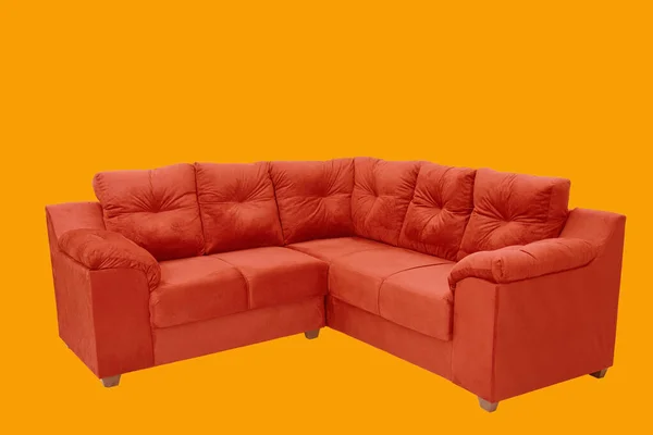 ソファ オレンジの背景に隔離された快適な赤い柔らかい長い椅子 — ストック写真
