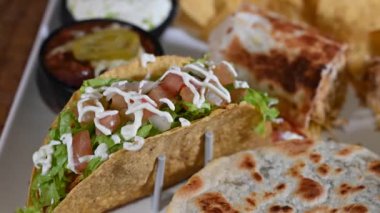 Meksika yemeği tacos guacamole jalapeno biber quesadillas nacho tortilla tex-mex mutfak baharatlı domates ve soğan
