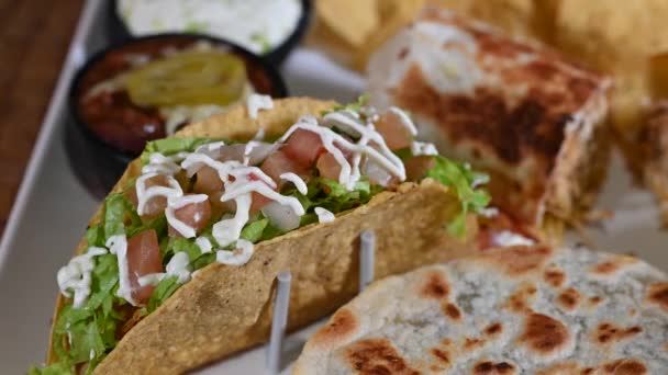 Mexikanische Lebensmittel Tacos Guacamole Jalapeno Pepper Quesadillas Nacho Tortilla Tex — Stockvideo