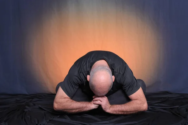 Лысый Взрослый Мужчина Сидит Полу Расслабляя Растягивая Медитацию Практикуя Йогу — стоковое фото