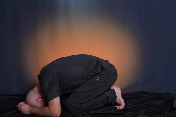 はげ大人の男が床に座ってリラックスストレッチ瞑想ヨガを練習 — ストック写真