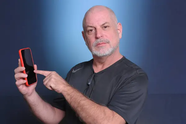 Yetişkin Adam Cep Telefonu Iletişim Teknolojisini Kullanarak S3Niorlife — Stok fotoğraf